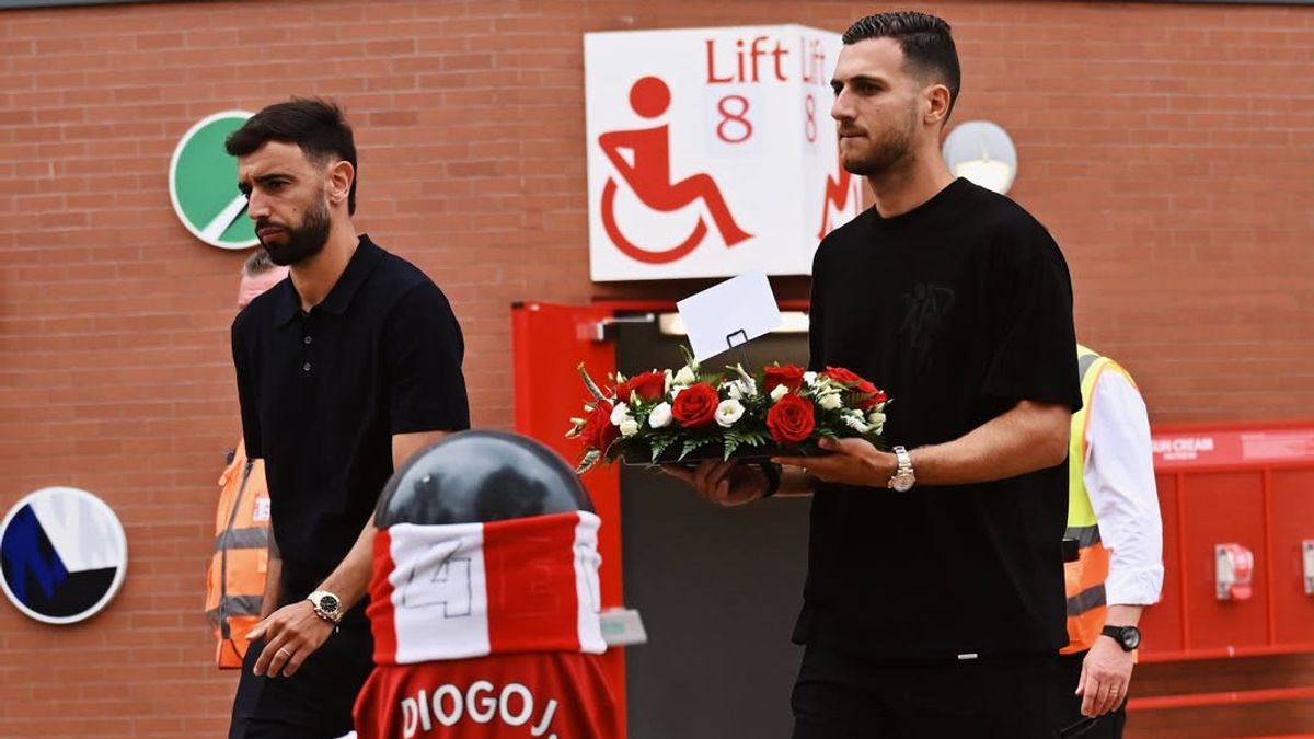 Manchester United And Amorism Players Pay Respect To Diogo Jota At Anfield