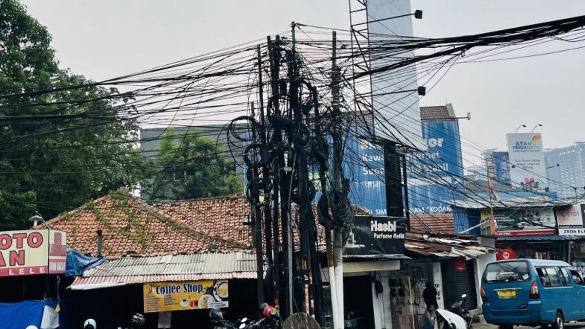 Dinas PUPR Kota Bogor Potong Ribuan Sampah Kabel Semrawut