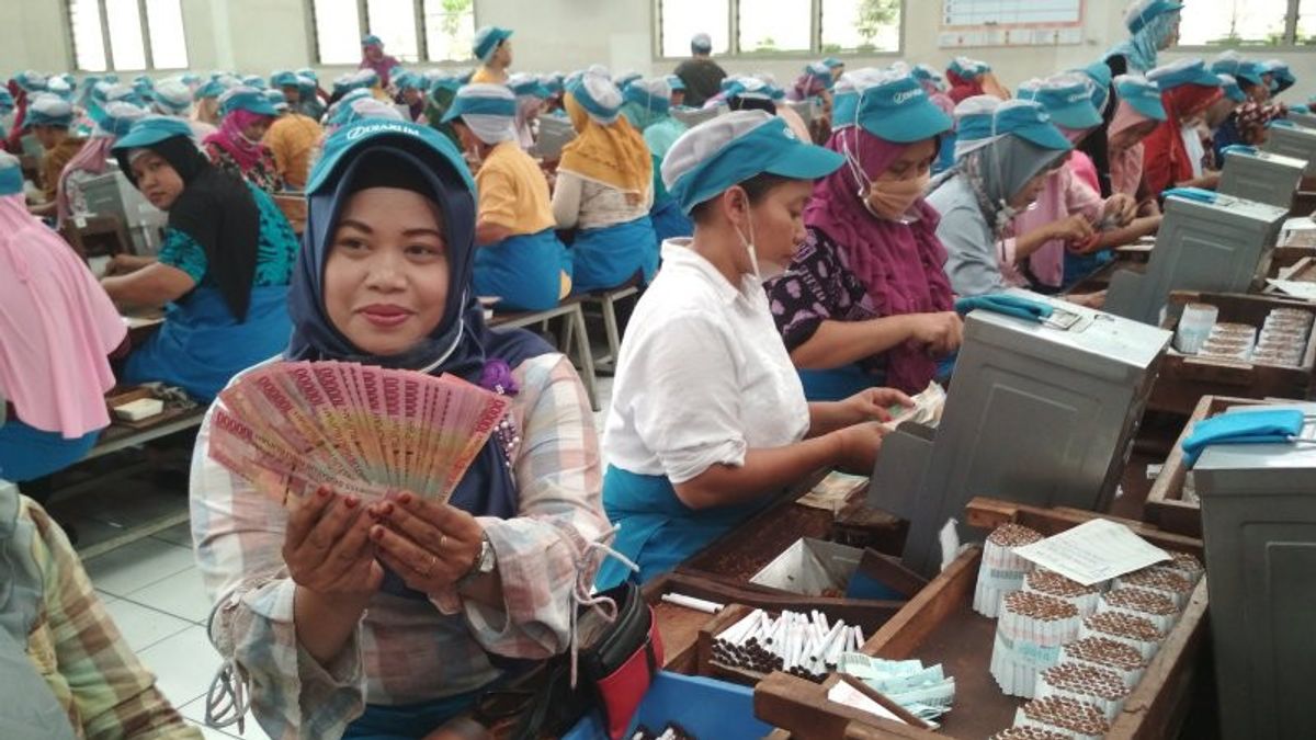 أخبار طيبة! سري مولياني ستوزع 3 تريليون روبية إندونيسية على عمال السجائر العام المقبل