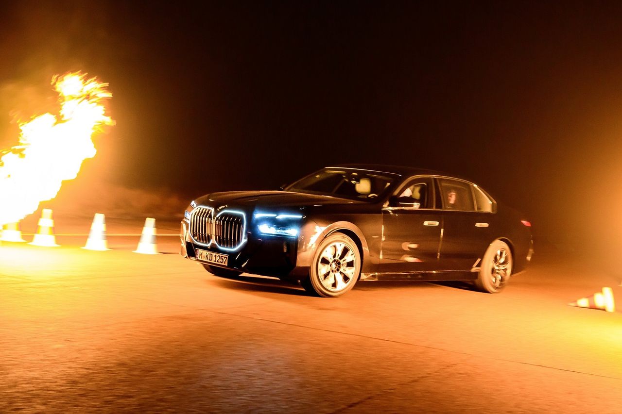BMWのスチールコーティングカーを運転する前に、ドライバーはこのトレーニングに従うことができます