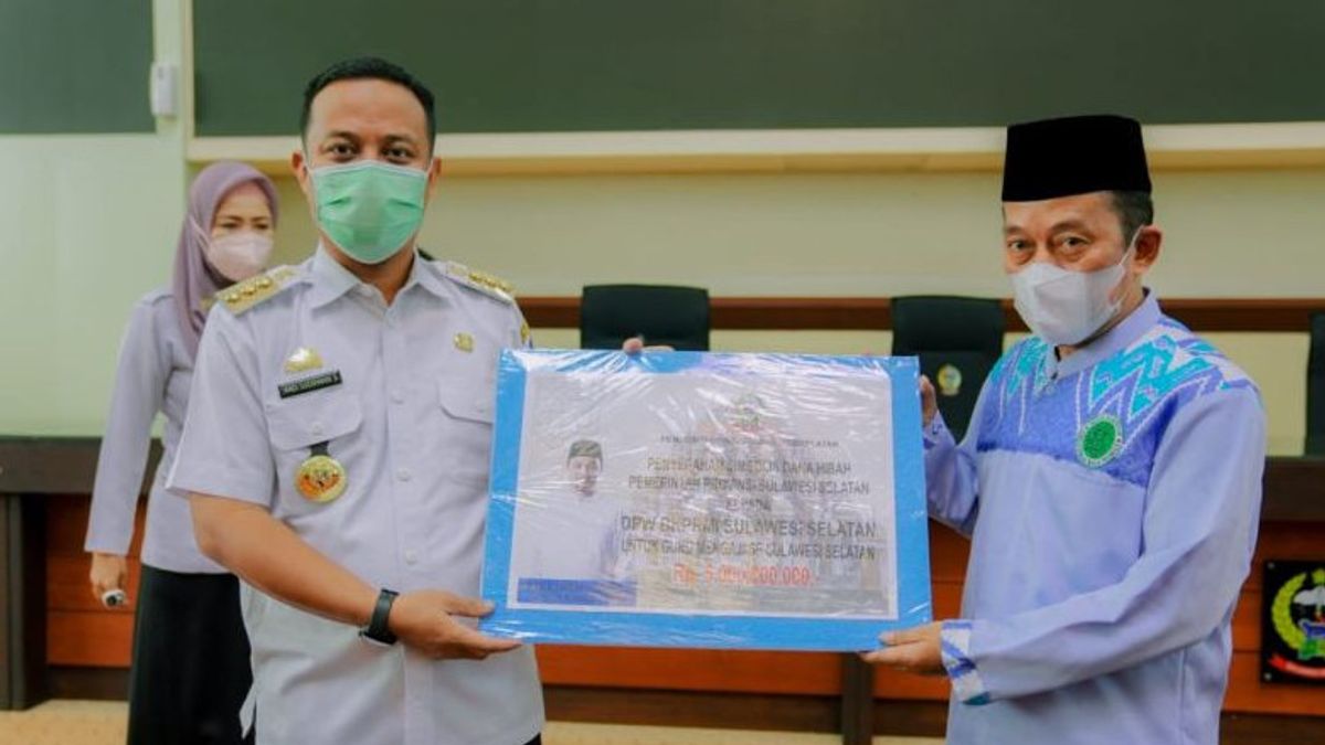 South Sulawesi Governor Gives IDR 5 Billion Incentive For 4,000 Koran Teachers