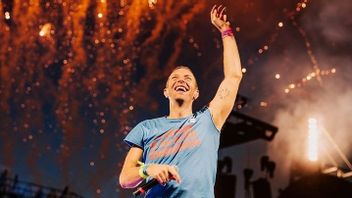 Beda Pantun Chris Martin Saat Coldplay Konser di Malaysia dan Indonesia