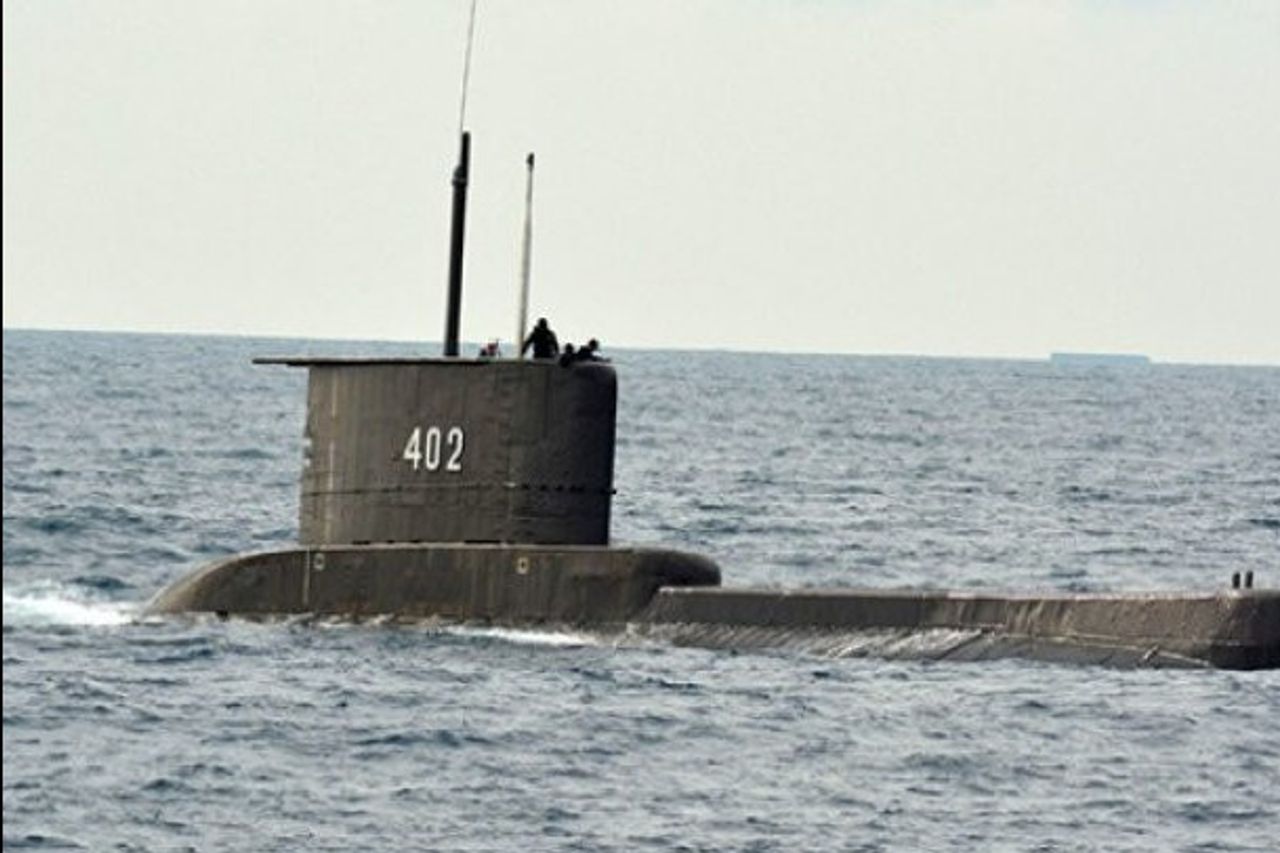 海軍 Kriナンガラ 402潜水艦が過負荷ではないことを確認