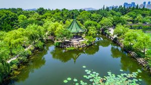 Une fois abandonné, maintenant le village touristique de Nanshan est devenu une destination populaire pour les touristes