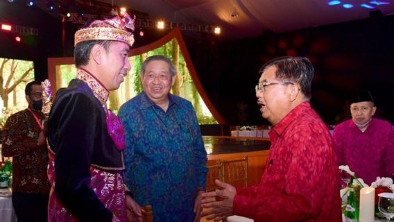 Jokowi的肖像，他曾在GWK的晚宴上与SBY和Jusuf Kalla交谈