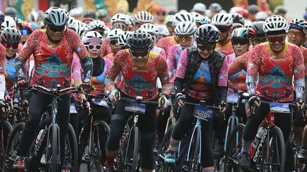 Ganjar Pranowo Gowes Bareng Ratusan Atlet di Tour de Borobudur