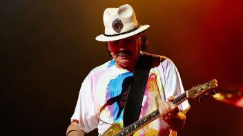 Carlos Santana Bantah Rumor Penolakan Bad Bunny Tampil di Super Bowl Halftime Show