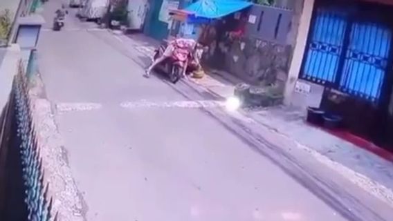 Chicken Noodle Seller Who Lost His Gas Cylinder On The First Day Of Sale, Finally Forced To Borrow To His Neighbor's