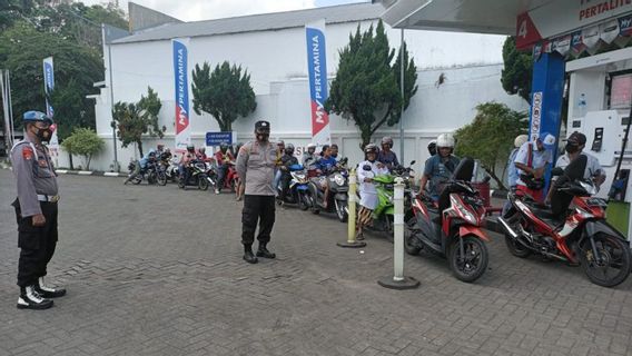 For The Safety Of The Jember Police, Guard The Gas Stations When The Price Goes Up