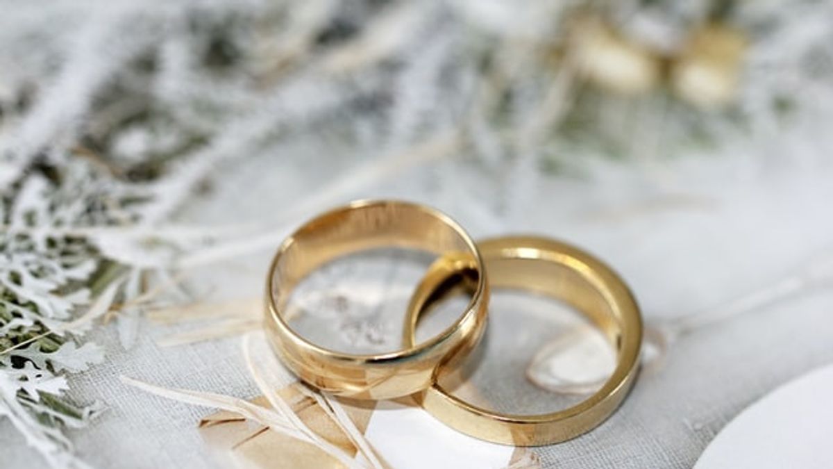 选择永远佩戴的结婚戒指的提示