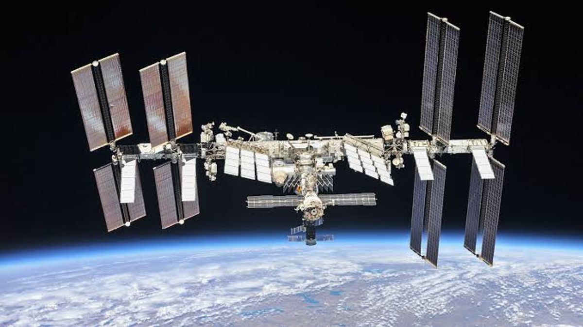 تحقق من جولة غرفة محطة الفضاء مذهلة
