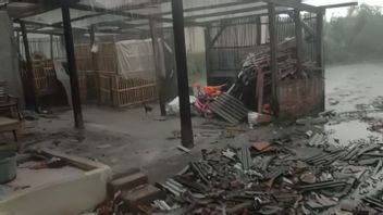   173 Rumah di Indramayu Rusak Dihantam Angin Puting Beliung 
