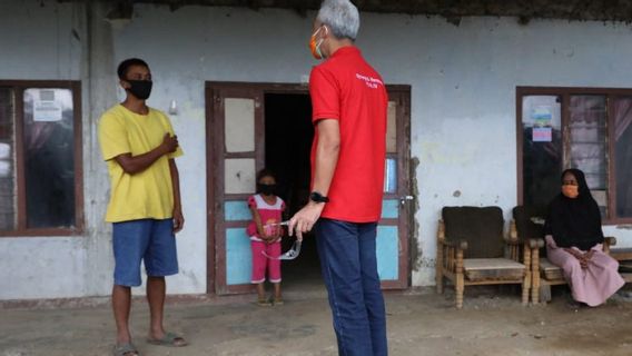 Tengok Ibu Melahirkan dalam Kondisi Positif COVID-19, Ganjar: <i>Ndang Sehat Nggih</i>, Bu