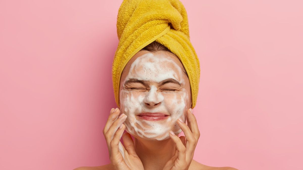 Cuci Muka Pakai Sabun Mandi Bayi, Aman atau Tidak Buat Kulit Anda?