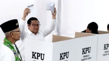 Cak Imin Sumringah在投票站查看投票信中的照片