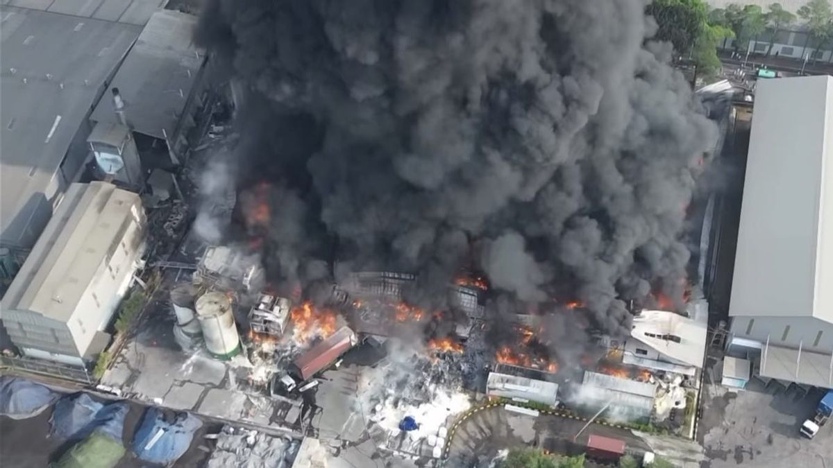 Trois morts dans un incendie d’une usine de pétrole de Bekasi