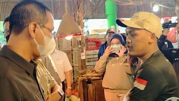 Acting Governor Heru Meets The Kramat Jati Main Market Trader Who Complains About The Skyrocketing Price Of Food Ingredients