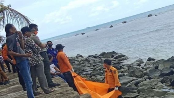 Temuan Mayat Anonim di Pesisir Lampung Selatan, Tim SAR Bawa ke RSUD Bob Bazar