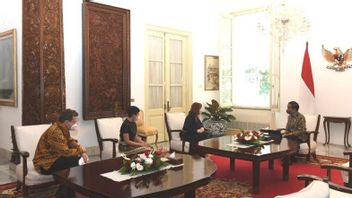 President Jokowi Receives Visit From Monash University Indonesia Chancellor