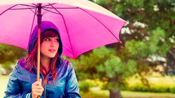 Choices Of Comfortable Clothes Weared All Day During The Rainy Season