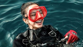 After Saying Goodbye For A Week, Take A Peek At 10 Portraits Of Kirana Larasati Diving In Saumlaki