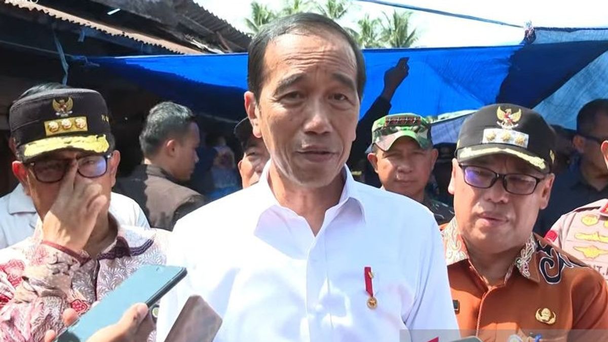 Jokowi trouve que le prix du charbon rouge dans le marché des vêtements de Kaltim a chuté