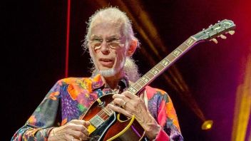 Gitaris Steve Howe Jalani Operasi, Yes Terpaksa Ubah Jadwal Tur
