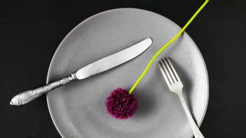 渇きと飢餓を保持する以上に、科学によると断食の7つの利点 