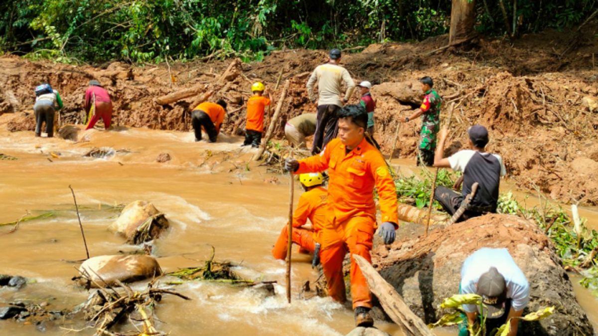 انهيار أرضي يضرب الطريق الصحيح لامبونج ، 2 من السكان يموتون ، 2 آخرون في عداد المفقودين
