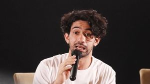Reza Rahadian Ganti Profesi Jadi Penyanyi di Film Garis Waktu