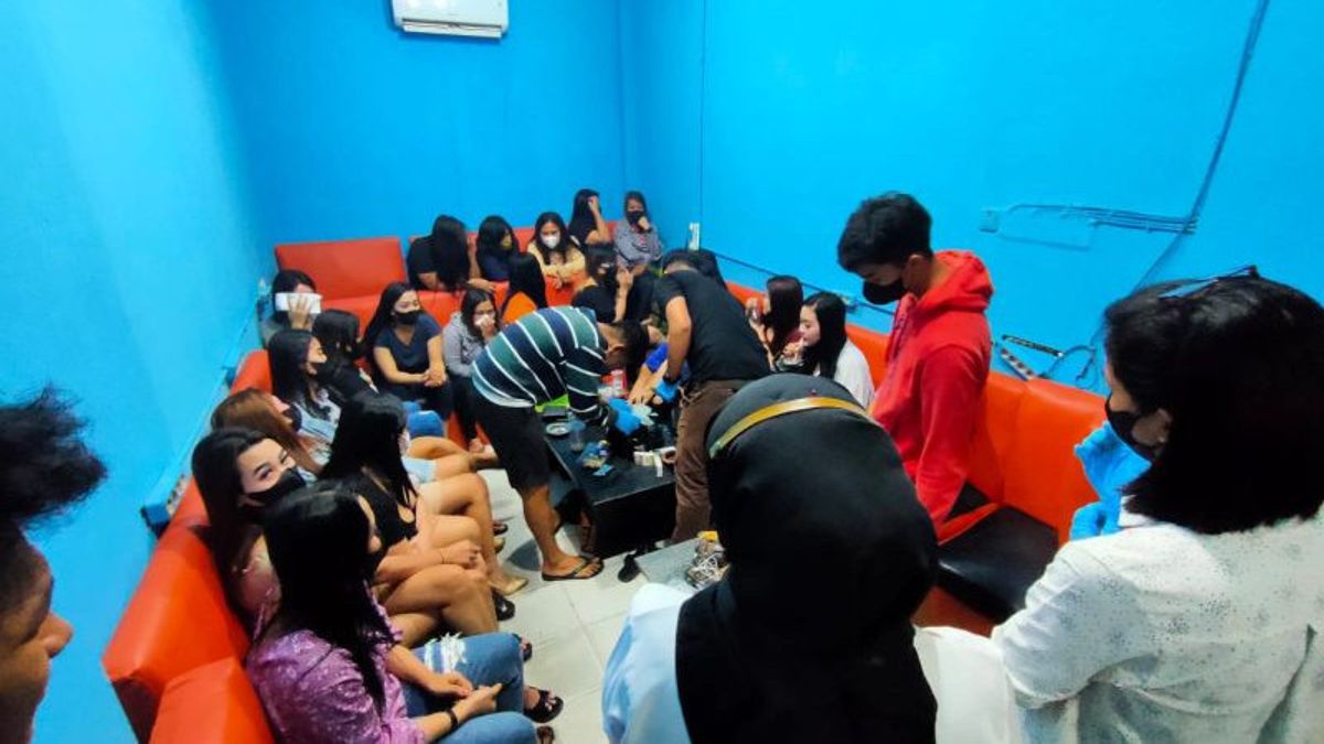 10 Visitors And 24 Women Found At The Tarakan Police During The Gerebek Hotel And Spa Allegedly Opening The Practice Of Prostitution