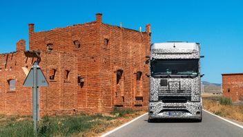 メルセデスベンツスペインの暑い天候の下でeAc ラル600電気トラックの試験に成功