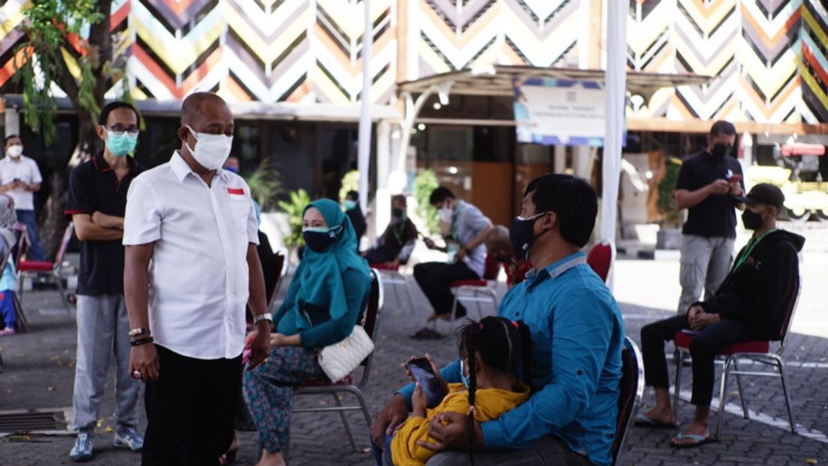 استعراض PT يونيليفر اندونيسيا التطعيم في سورابايا، نائب رئيس البلدية أرموجي يطلب من الشركات الأخرى لمتابعة قريبا
