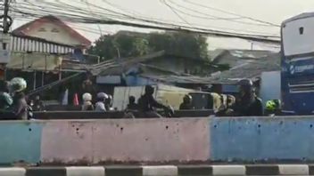 Hilang Kendali, Truk Terguling di Flyover Pesing