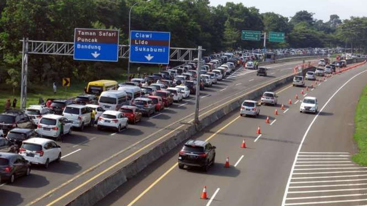 Jagorawi Toll Road Towards Jakarta Is Crowded, Jasa Marga Implements Contraflow