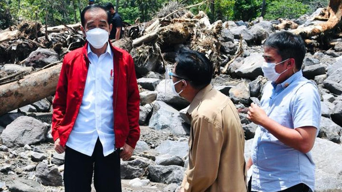 Visiting East Nusa Tenggara, Jokowi: Big Rock Makes It Difficult To Find Flood Victims