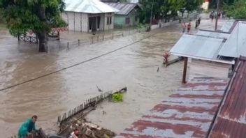 印尼国民军士兵共同努力，帮助中苏拉威西邦盖的居民建造被洪水摧毁的房屋
