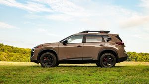 Nissan Rogue reçoit une technologie hybride, empruntée par le Mitsubishi Outlander PHEV?