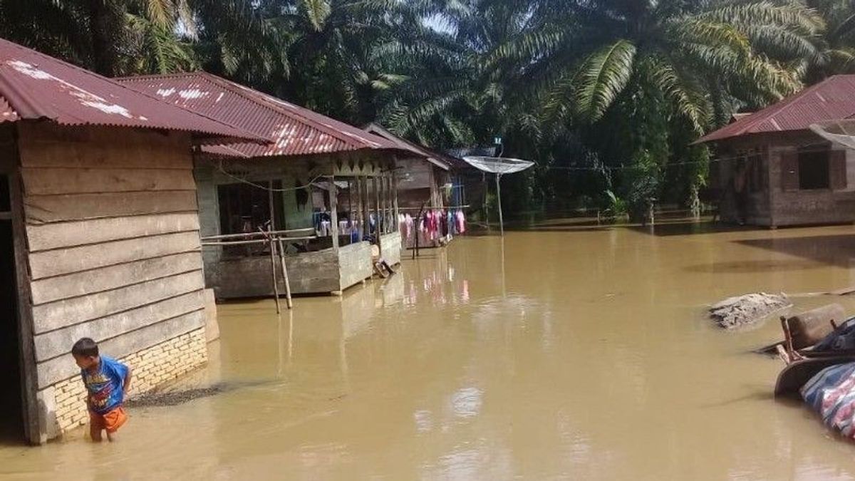 河流溢出淹没北苏门答腊南塔帕努利的居民定居点