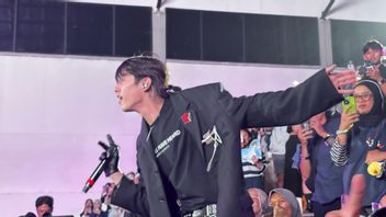 eaJ 在雅加达演唱会上的热度：从 Tribun 唱歌到为观众分发饮用水
