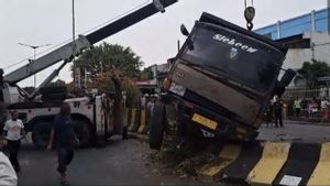 运输3吨的铁卷,Klender Hantam Pohon的Fuso卡车和道路障碍物