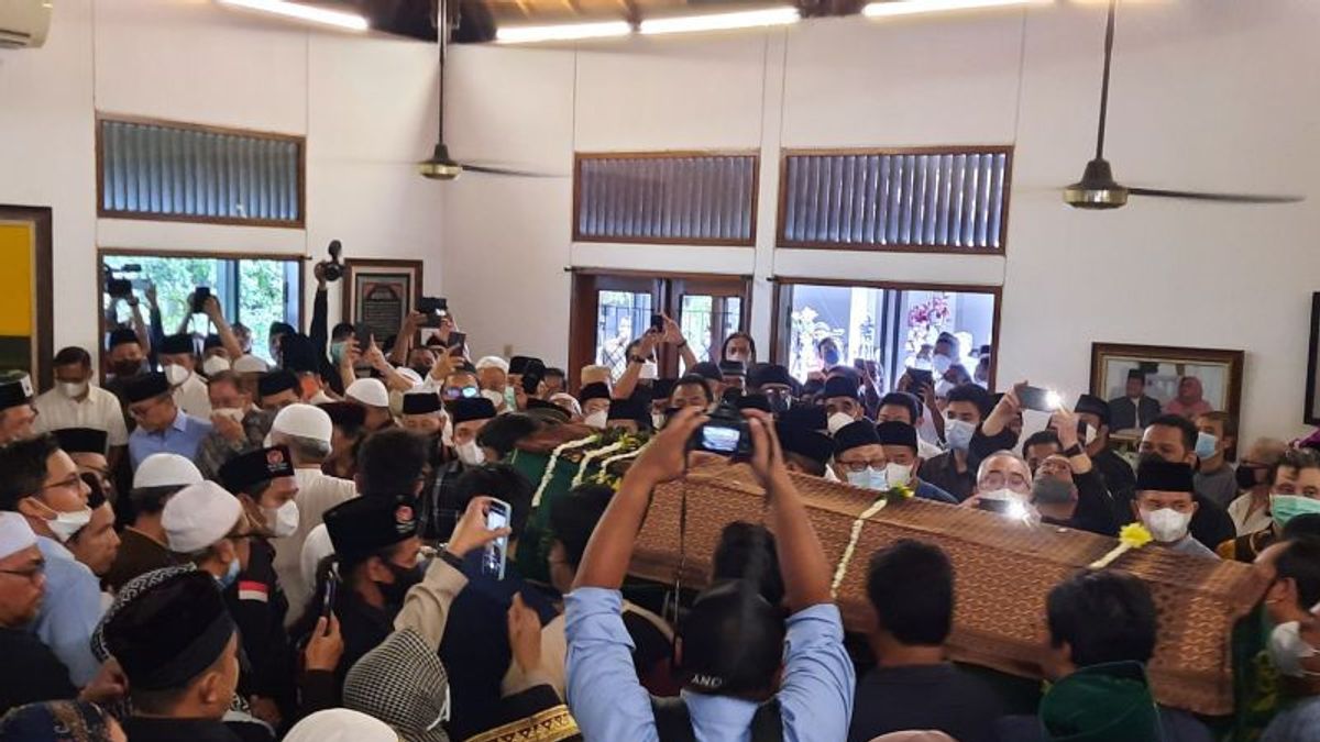 Jenazah Fahmi Idris Dimakamkan Satu Liang Lahat dengan Istri Pertama Kartini