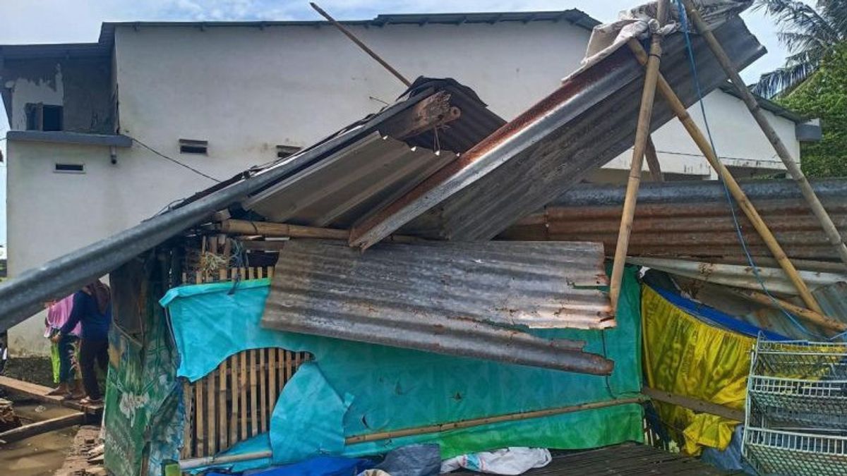 9 Houses In Galesong Takalar Damaged By Strong Winds