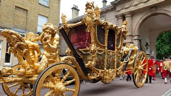 This Gold State Coach Miniature Is A Gift From Sultan Qaboos Oman For Queen Elizabeth II