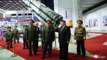ロシア国防相と中国政治局関係者、北朝鮮の金正恩(キム・ジョンウン)朝鮮労働党委員長が新ドローンに弾道ミサイルを披露