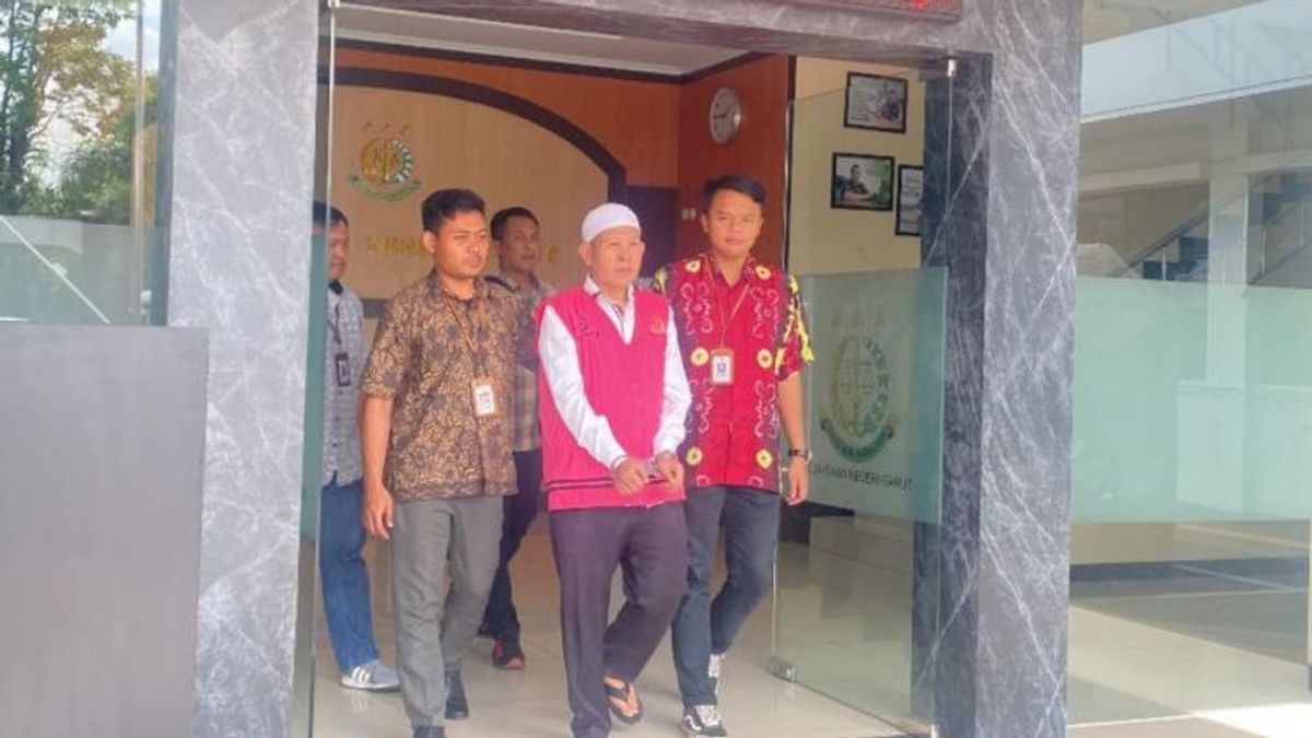 غاروت - تم إلقاء رئيس القرية في غاروت ، المشتبه به في الفساد ، صندوق القرية البالغ 469 مليون روبية إندونيسية ، في زنزانة الاحتجاز
