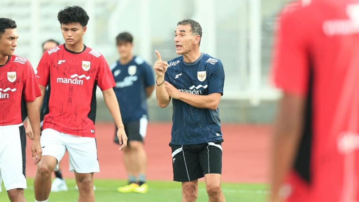 Pelatih Timnas Indonesia U-23 Puji Kondisi Rumput SUGBK Jelang Piala AFF U-23
