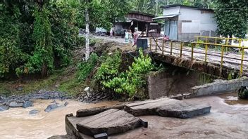 Jembatan Hampir Ambruk Diterjang Banjir, Warga Mudiak Simpang Pasaman Barat Terancam Terisolasi