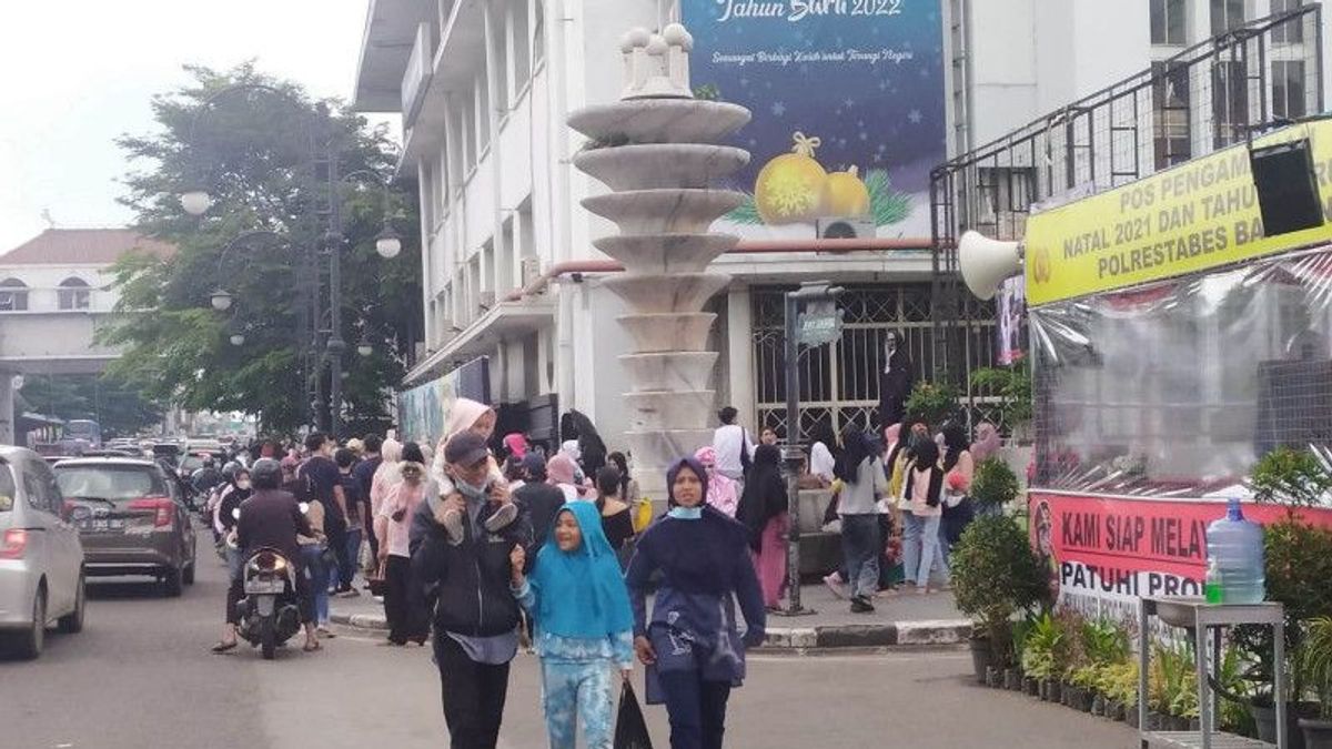 Avant Le Réveillon Du Nouvel An, Les Résidents Commencent à Se Presser Dans La Zone De Bandung Square, L’unité De Police De La Fonction Publique En Attente Empêche Les Foules