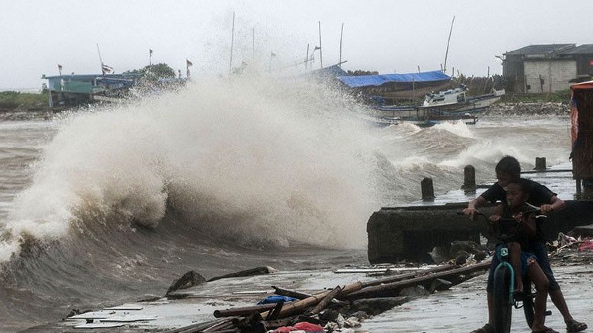 Alert High Waves And Coastal Floods In North Sulawesi